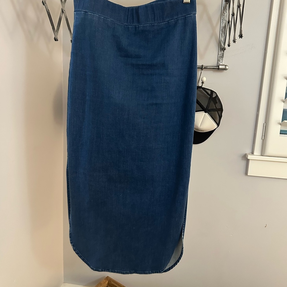 The cutest stretch denim skirt.